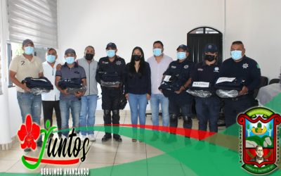 Entrega Presidenta Municipal uniformes a policías