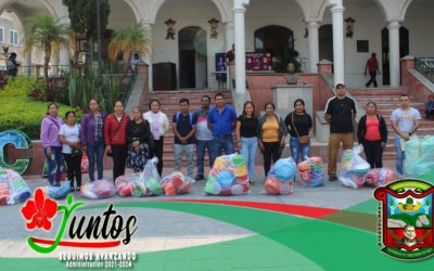 Entrega Presidenta Municipal detalle a madres de familia