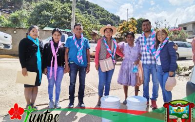 Entrega de pintura alcaldesa a habitantes de Apanguito