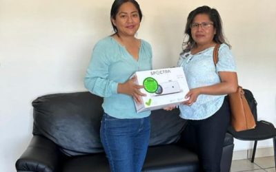 Entrega Presidenta Municipal proyector a preescolar indígena