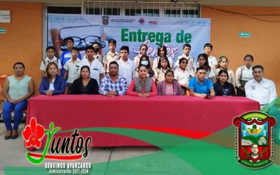 Entrega alcaldesa Orquidia, lentes a estudiantes de Apozonalco